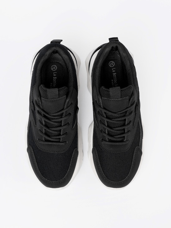 Czarne sportowe sneakersy na grubej białej podeszwie