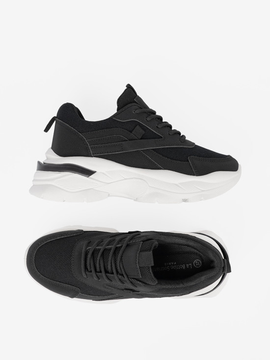 Czarne sportowe sneakersy na grubej białej podeszwie
