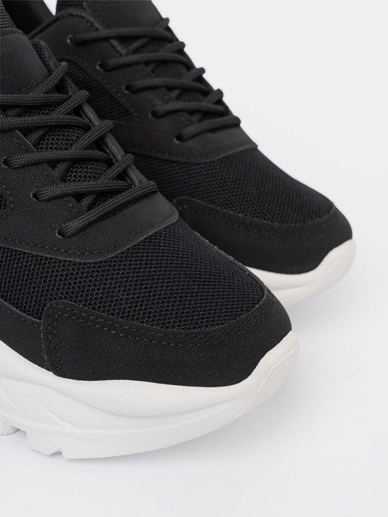 Czarne sportowe sneakersy na grubej białej podeszwie