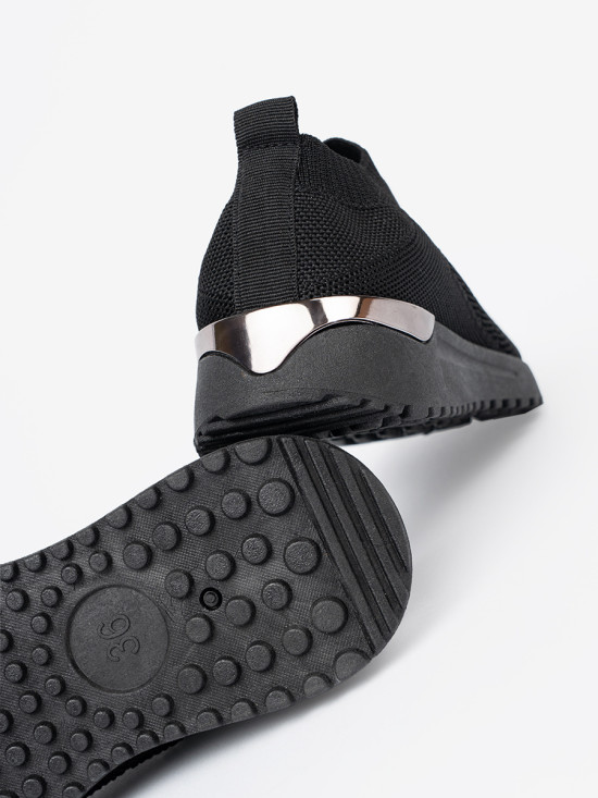Czarne sportowe buty slip-on z siateczkową cholewką