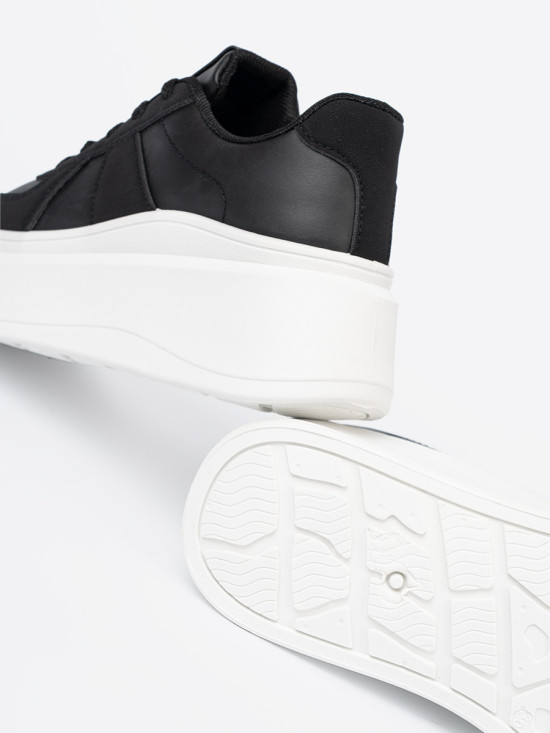 Klasyczne czarne sneakersy na grubej podeszwie