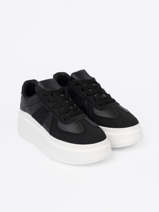 Klasyczne czarne sneakersy na grubej podeszwie