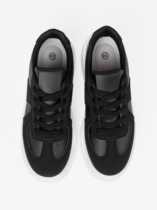 Klasyczne czarne sneakersy na grubej podeszwie