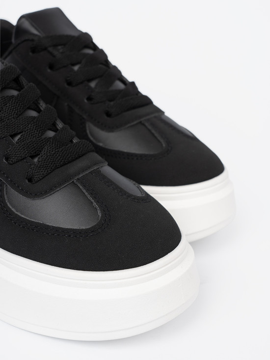 Klasyczne czarne sneakersy na grubej podeszwie