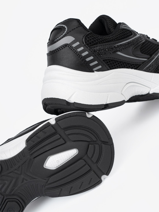Czarne sneakersy z siateczką i białą podeszwą