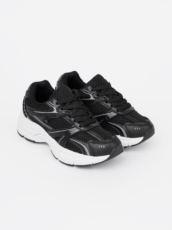 Czarne sneakersy z siateczką i białą podeszwą