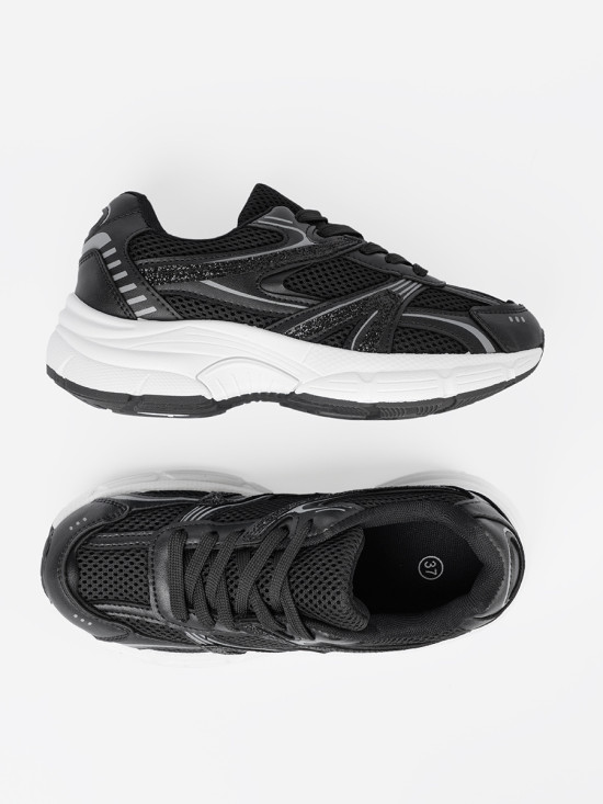 Czarne sneakersy z siateczką i białą podeszwą