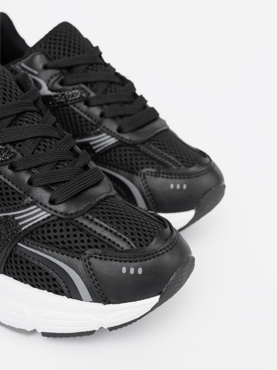 Czarne sneakersy z siateczką i białą podeszwą
