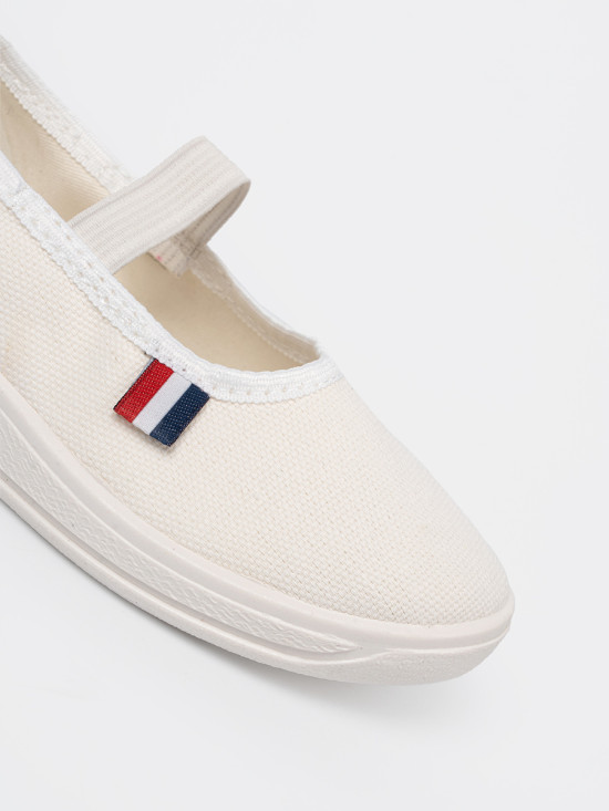 Lekkie białe buty z elastycznym paskiem