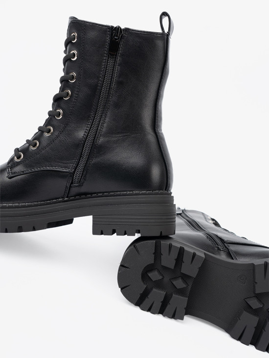 Stylowe czarne workery z metalowym detalem