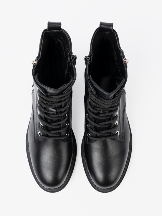 Stylowe czarne workery z metalowym detalem