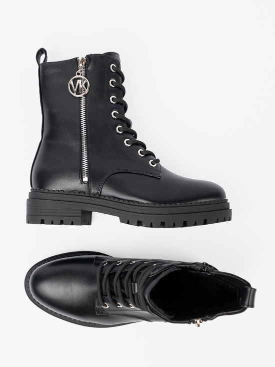 Stylowe czarne workery z metalowym detalem