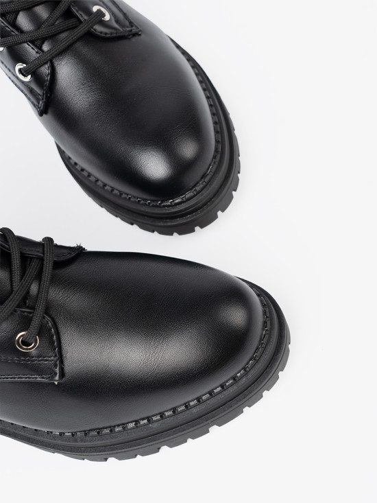 Stylowe czarne workery z metalowym detalem