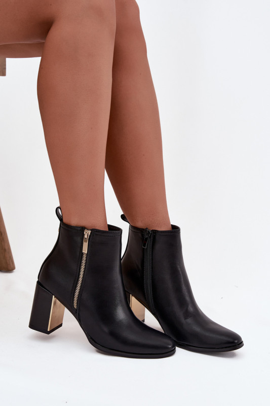 Czarne botki na słupku z eko skóry