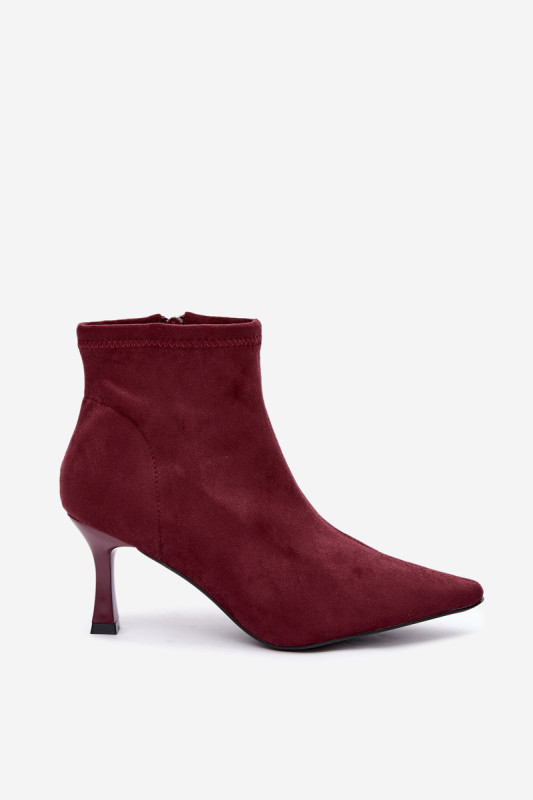 Czerwone botki na słupku z przeszyciem i szpicem