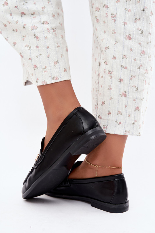Czarne mokasyny zamszowe z ekoskóry z dekoracyjnym detalem
