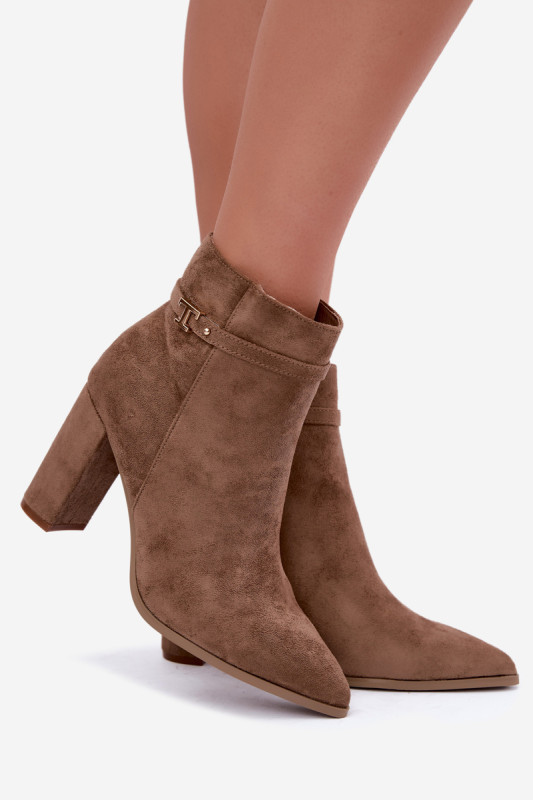 Beżowe botki na słupku z ozdobnym paskiem