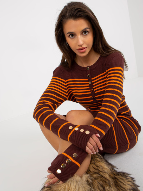 Ciemnobrązowa prążkowana sukienka dopasowana w paski