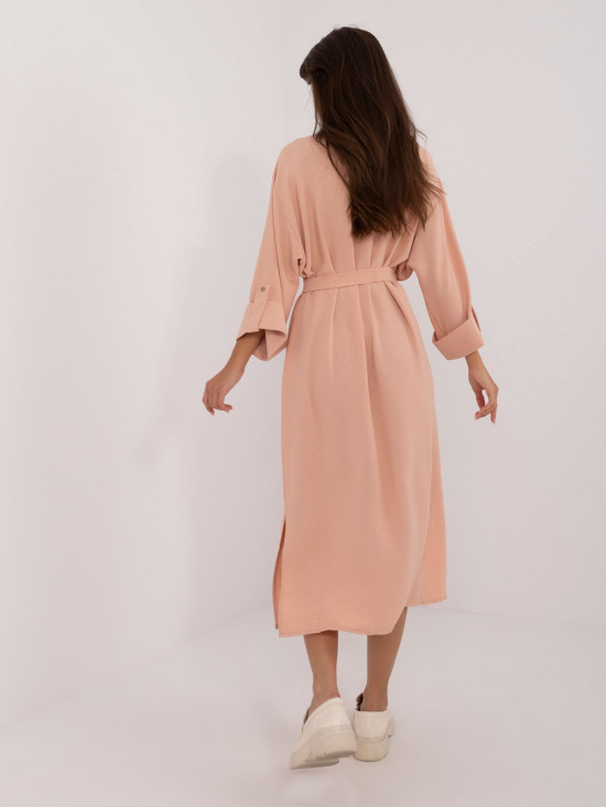 Elegancka brzoskwiniowa midi sukienka