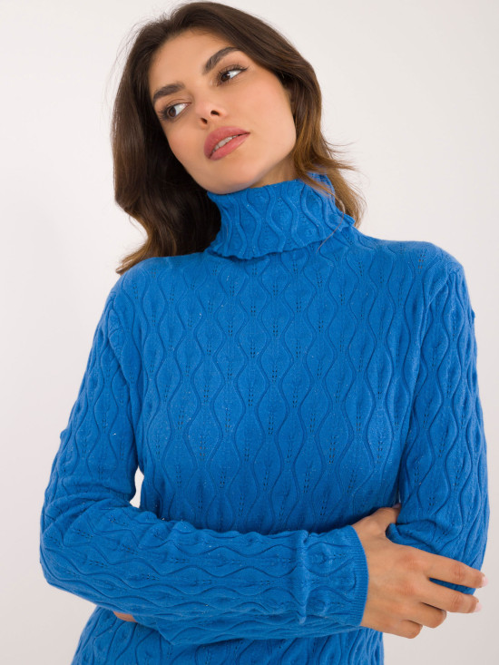 Niebieski sweter z golfem