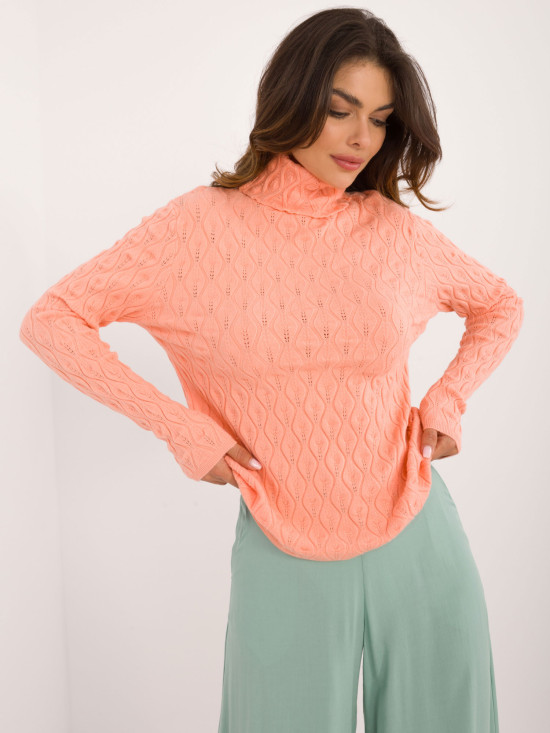 Brzoskwiniowy sweter z golfem