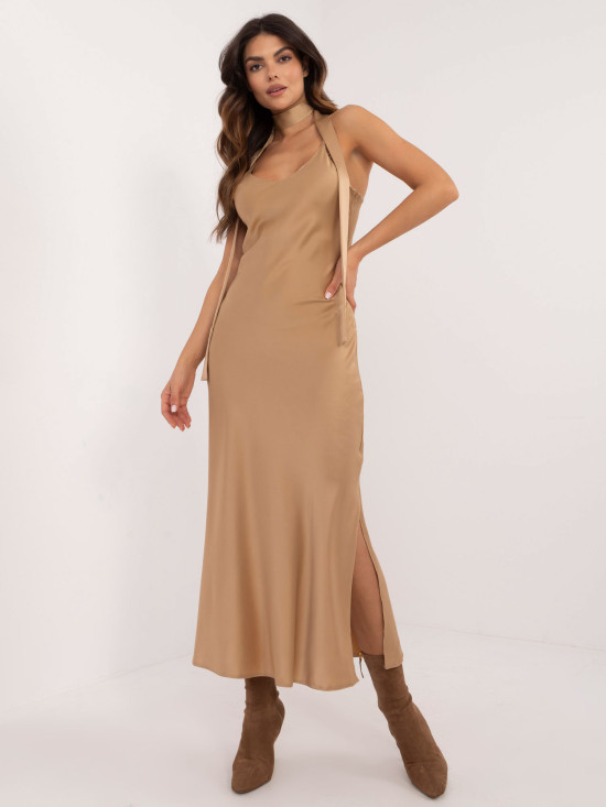 Elegancka rozkloszowana sukienka w kolorze camelowym