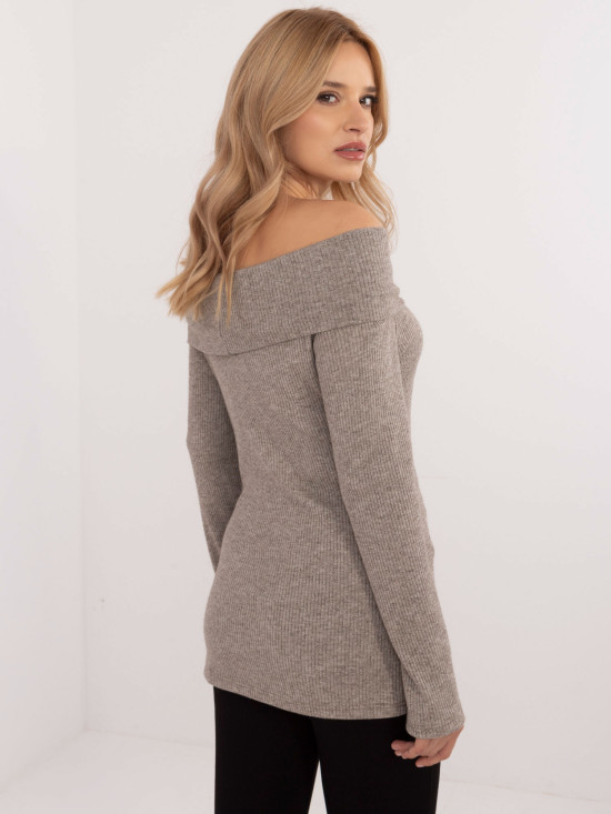 Elegancki beżowy sweter z długim rękawem