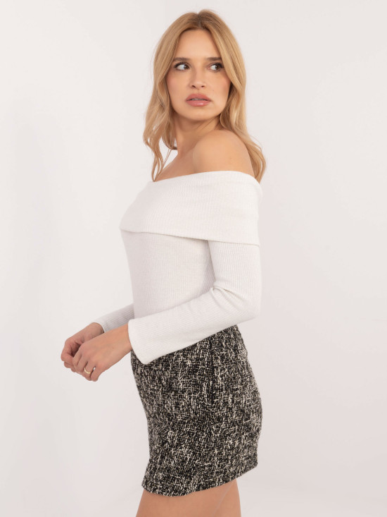 Elegancki ecru sweter z długim rękawem