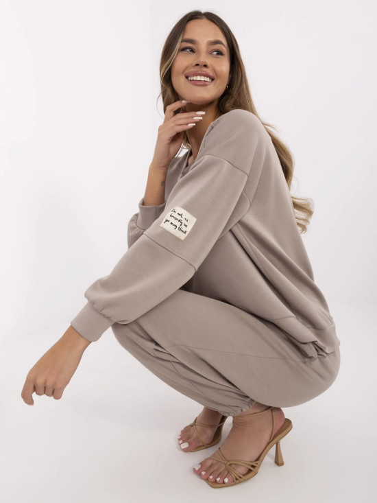 Stylowy komplet w beżowym kolorze