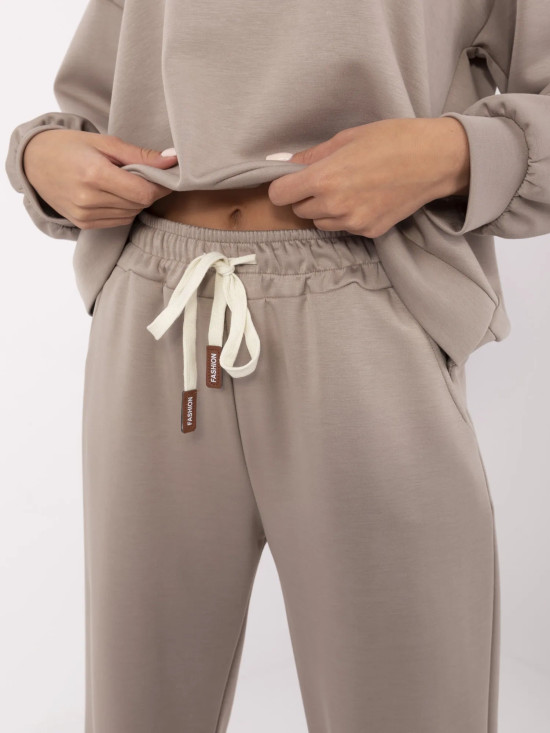 Stylowy komplet w beżowym kolorze