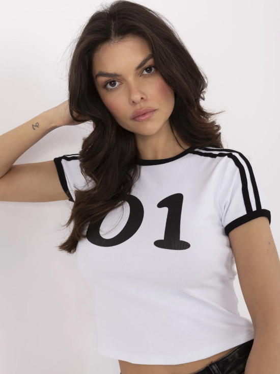 Białe t-shirt z czarnym nadrukiem