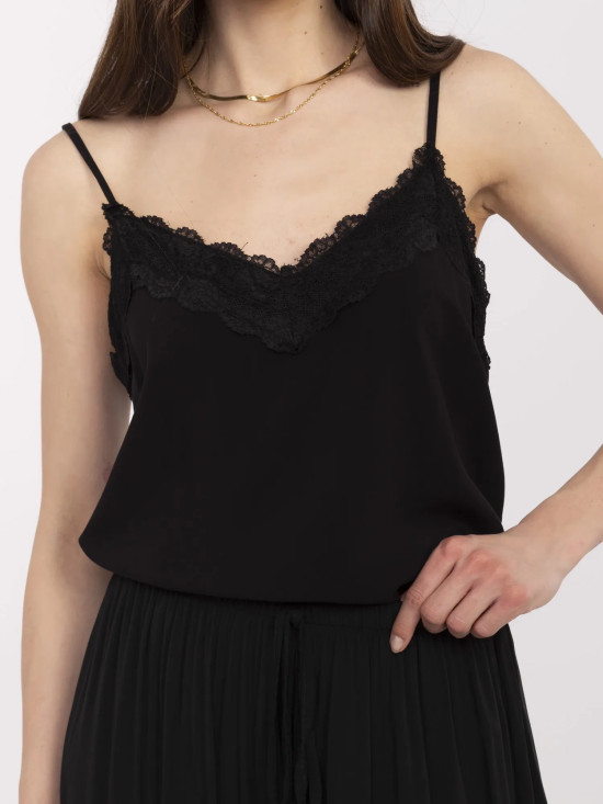 Elegancki czarny top z koronką