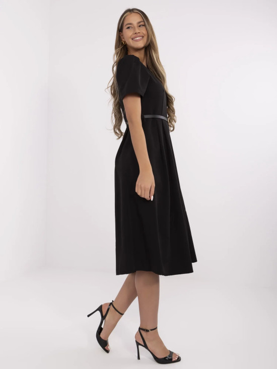 Elegancka czarna rozkloszowana sukienka