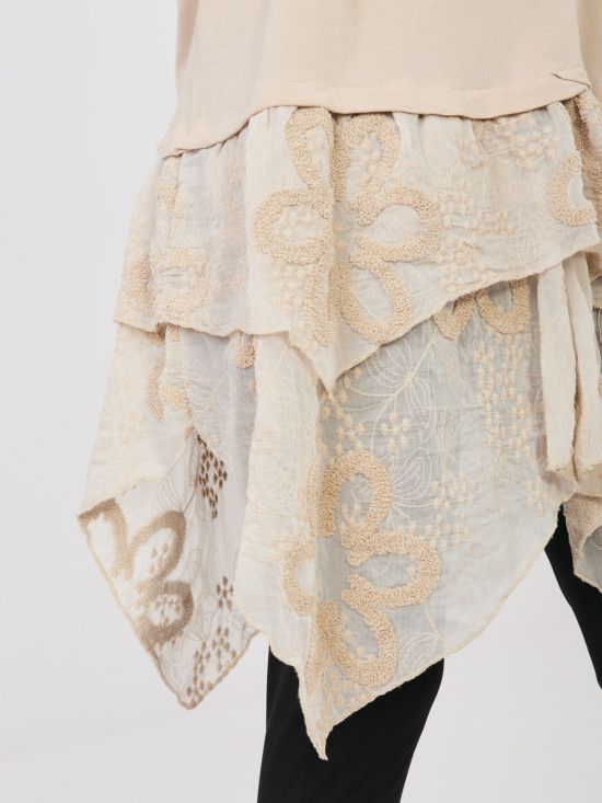 Beżowa bawełniana bluzka z krótkim rękawem i falbaną