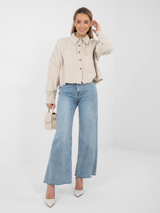 Beżowa krótka kurtka jeansowa z aplikacją kwiatową