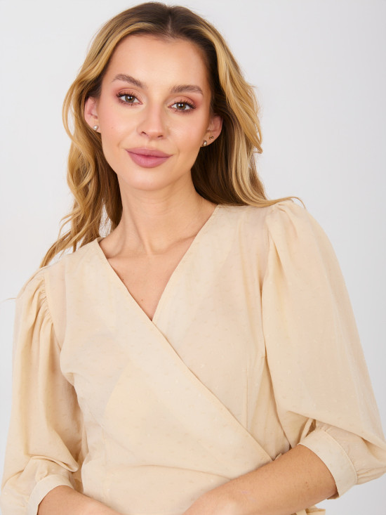 Beżowa kopertowa sukienka koktajlowa z aplikacją