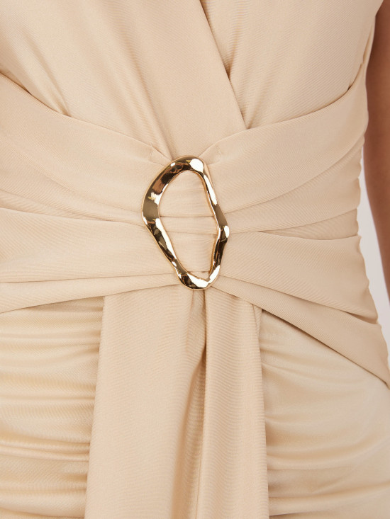 Beżowa elegancka sukienka midi z kopertowym dekoltem i marszczeniem