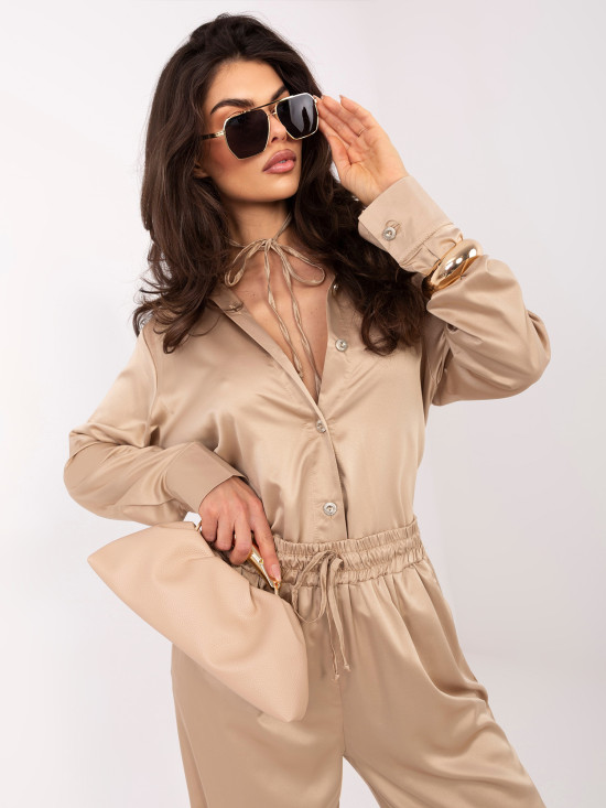 Beżowy komplet koszula i spodnie z paskiem