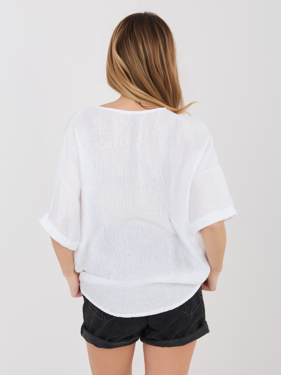 Biała bluzka z dekoltem V i fakturą materiału