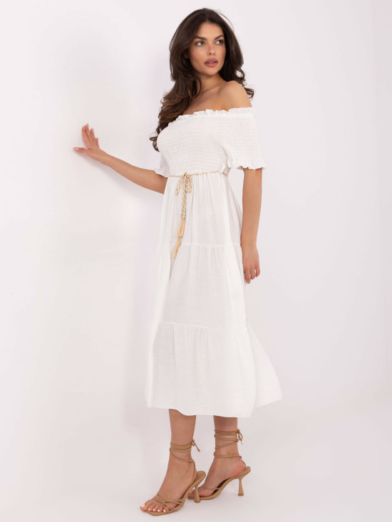 Biała rozkloszowana sukienka z paskiem