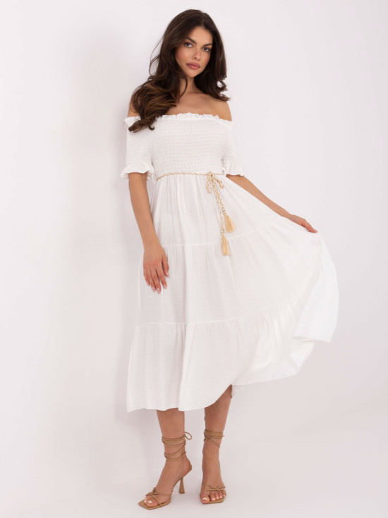 Biała rozkloszowana sukienka z paskiem