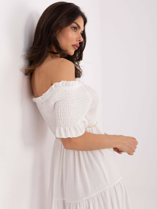 Biała rozkloszowana sukienka z paskiem