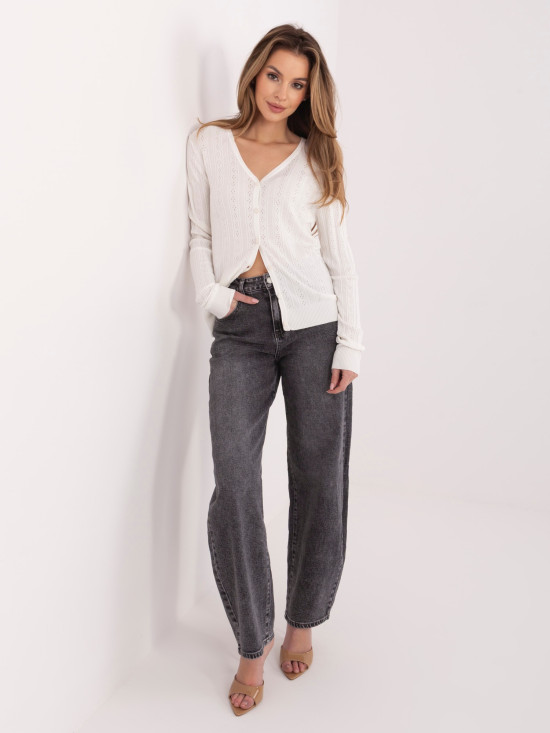 Biały ażurowy sweter na guziki z dekoltem V