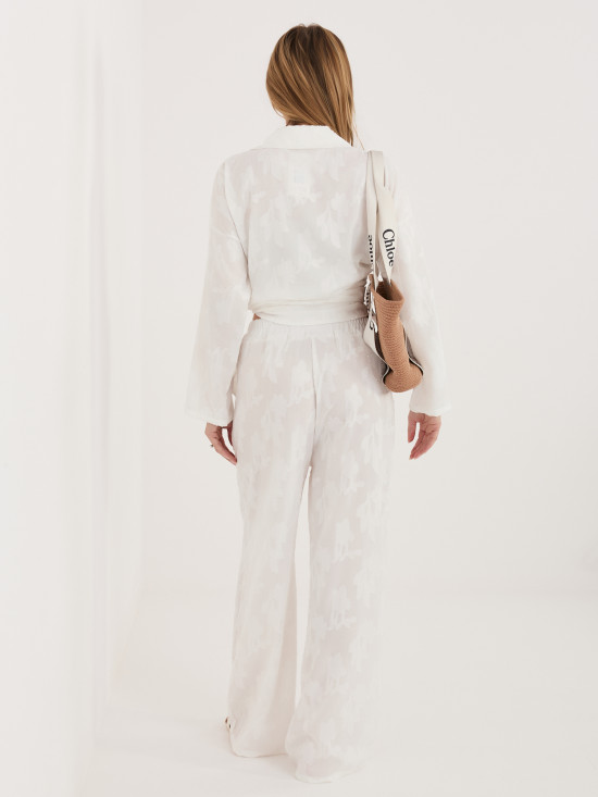 Biały damski komplet – koszula i spodnie z kołnierzykiem