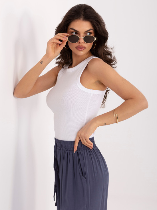 Biały prążkowany top bez rękawów