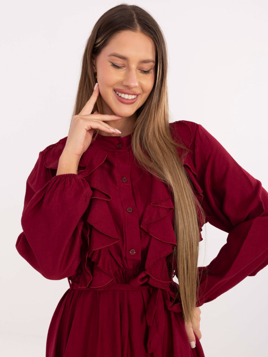 Bordowa sukienka midi z falbaną i paskiem