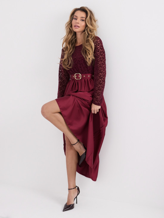 Elegancka bordowa sukienka maxi z koronką i paskiem