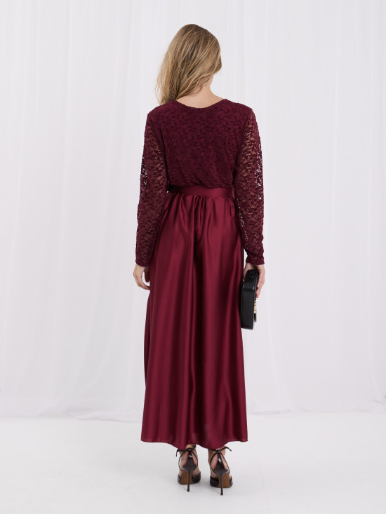Elegancka bordowa sukienka maxi z koronką i paskiem