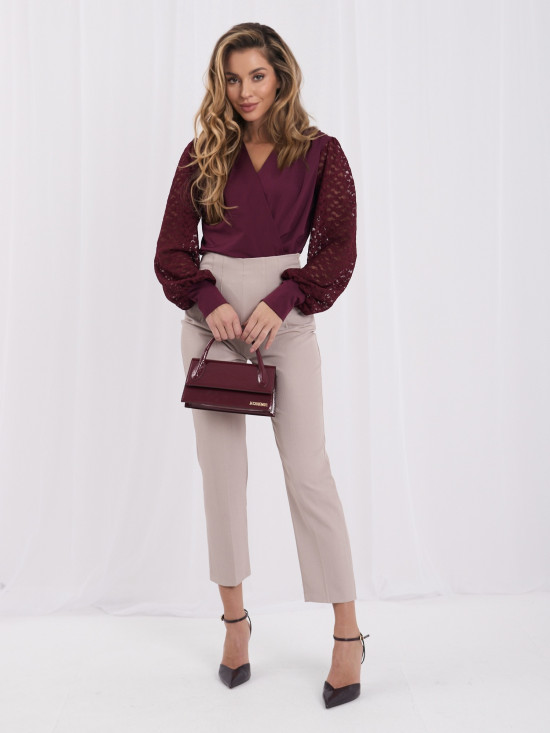 Eleganckie bordowe body z koronką i bufiastymi rękawami