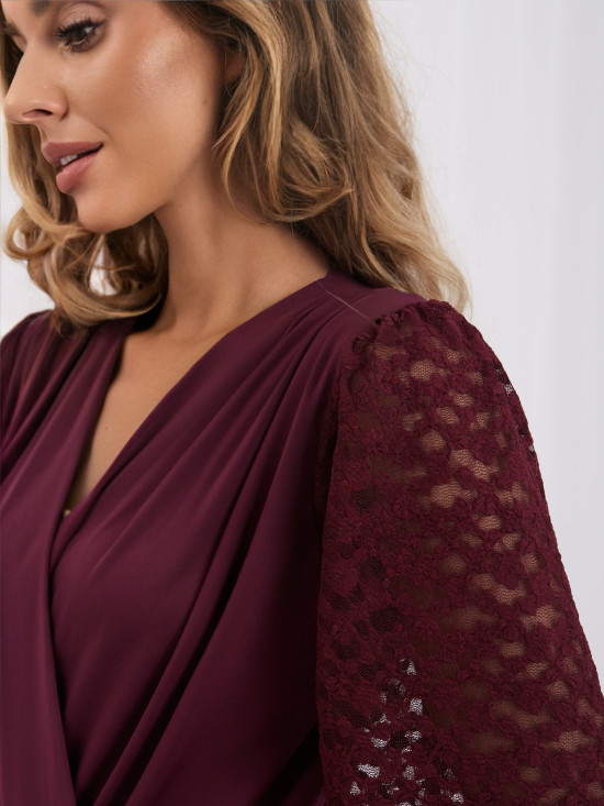 Eleganckie bordowe body z koronką i bufiastymi rękawami